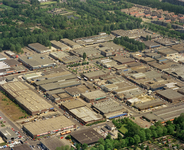 802175 Luchtfoto van het Bedrijventerrein Overvecht te Utrecht, uit het westen.